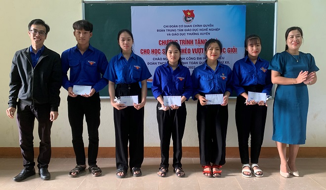 Trao tặng 10 suất quà cho học sinh nghèo vượt khó