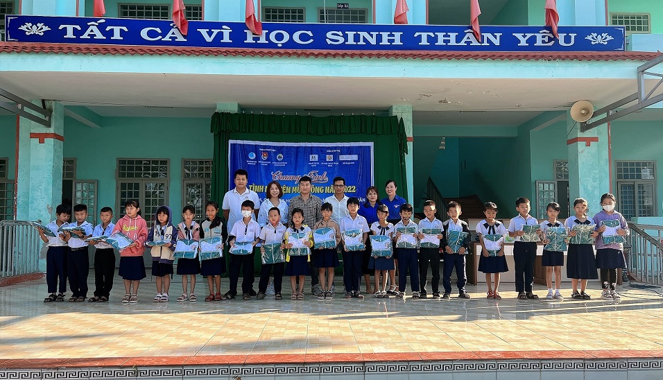 Trao 200 áo ấm cho học sinh có hoàn cảnh khó khăn