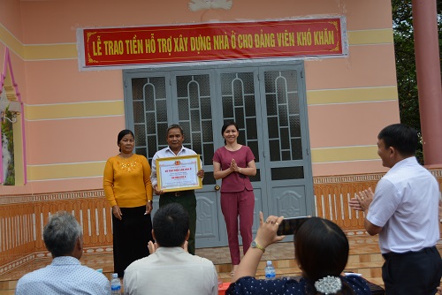 Trao tiền hỗ trợ xây nhà ở cho Đảng viên có hoàn cảnh khó khăn tại Buôn Cư Êbông, xã EaKao