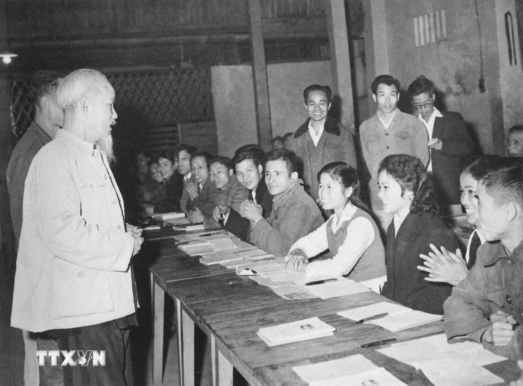 Ánh sáng Hồ Chí Minh soi đường cho chúng ta đi