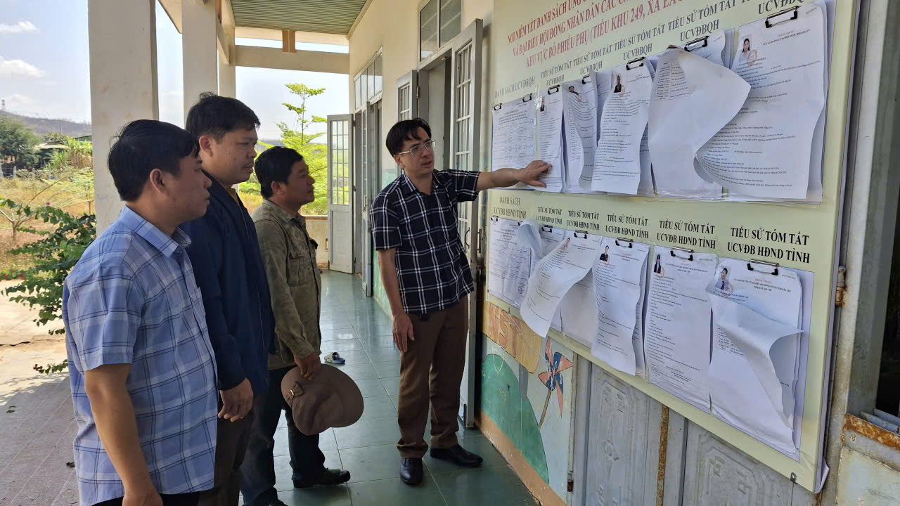 Kiểm tra công tác chuẩn bị bầu cử tại các thôn