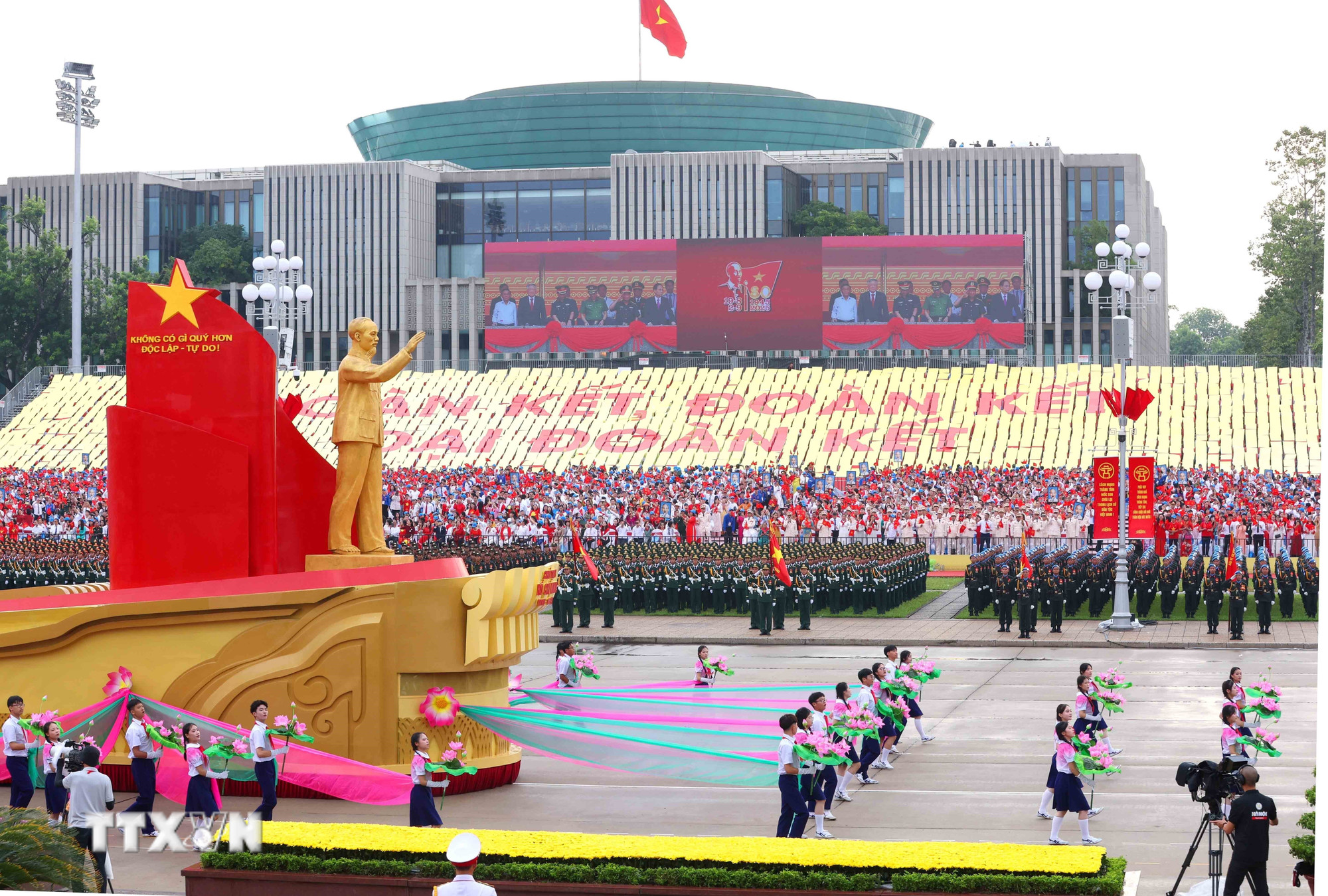 Dưới lá cờ vẻ vang của Đảng: Từ “pho lịch sử bằng vàng” đến khát vọng hùng cường