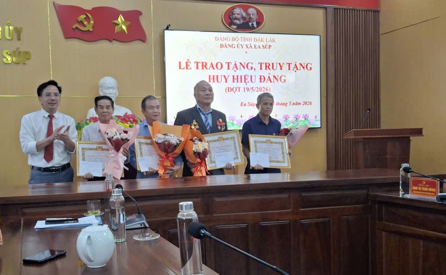 07 Đảng viên xã Ea Súp được tặng, truy tặng Huy hiệu Đảng đợt 19/5 năm 2026