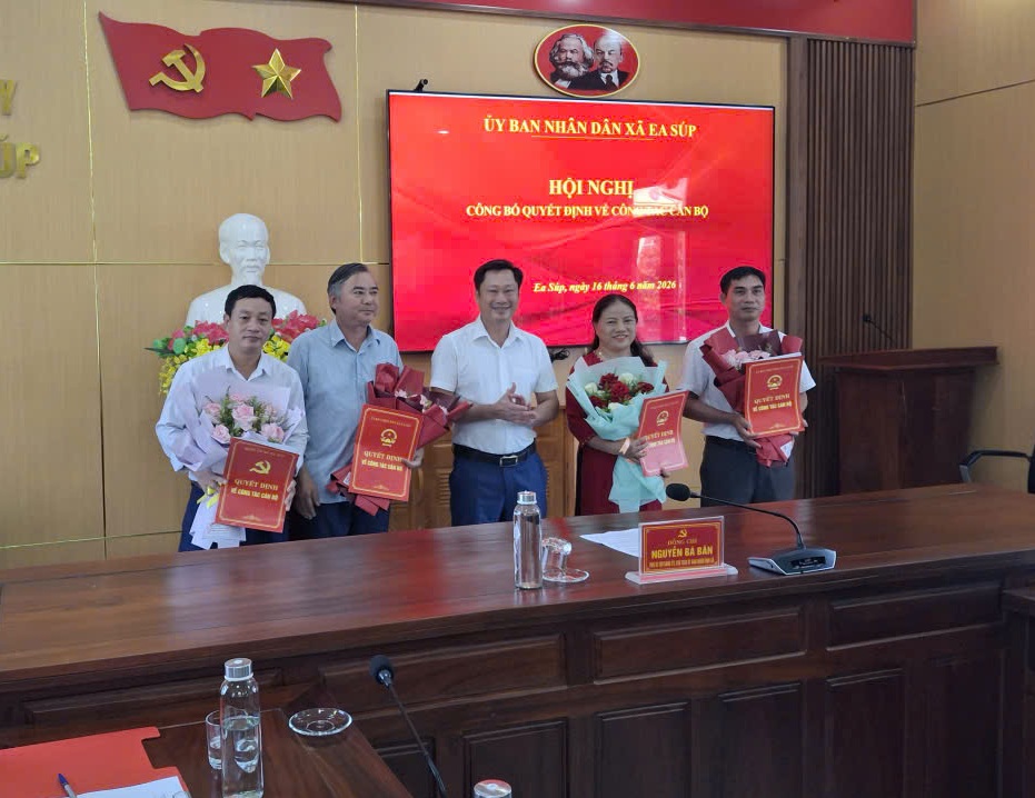 Công bố Quyết định điều động, bổ nhiệm cán bộ quản lý giáo dục xã Ea Súp
