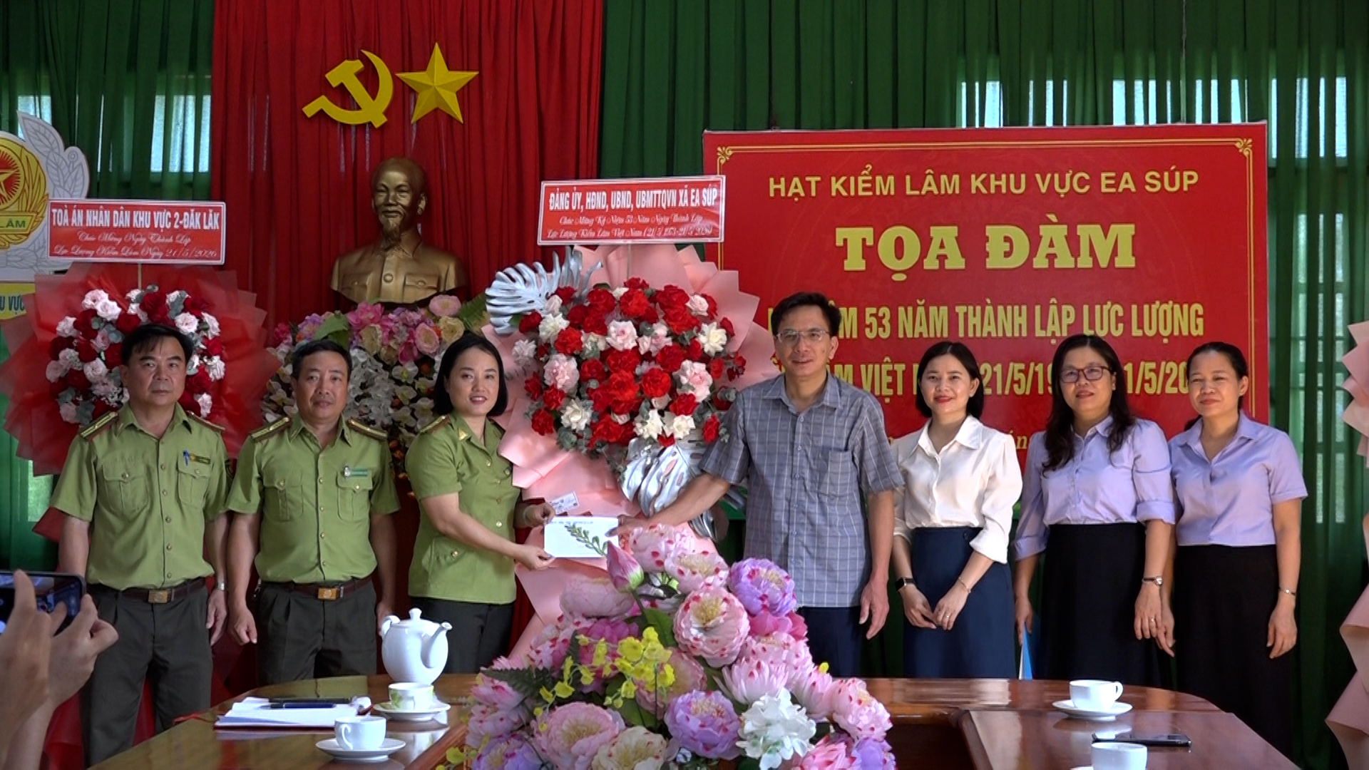 Lãnh đạo xã thăm, chúc mừng Ngày thành lập lực lượng Kiểm lâm Việt Nam